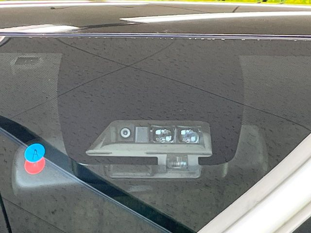【トヨタセーフティセンス】走行中に前方の車両等を認識し、衝突しそうな時は警報とブレーキで衝突回避と被害軽減をアシスト。より安全にドライブをお楽しみいただけます。