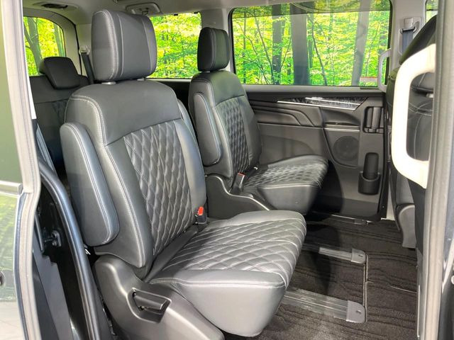 後部座席も気になるようなキズ・汚れやへたり等、大きなダメージはなく、良好な状態です。