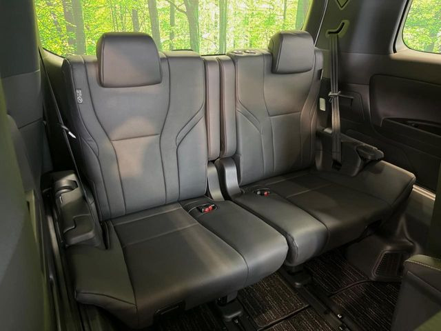 3列目シートはもちろん状態良好☆大人でもゆったりと座って頂けますので、大人数でのお出かけもラクラクです♪ご家族で、気の知れた仲間で、ドライブに行くのが楽しみですね♪