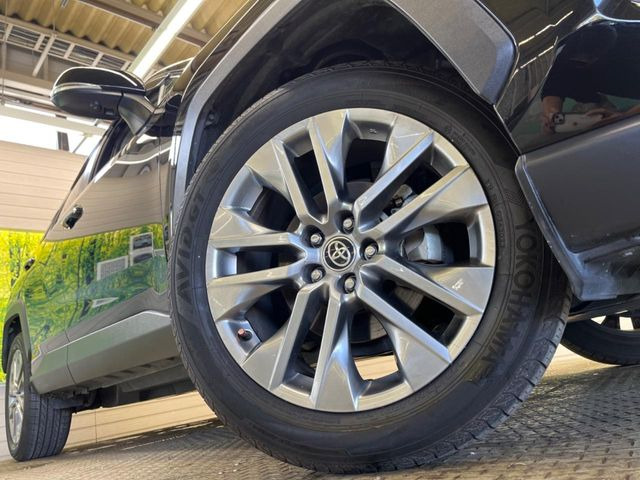 【純正19インチアルミホイール】外観にマッチした純正アルミホイールを装着しております。各種社外アルミホイールや、スタッドレスタイヤも取扱いしております。是非ご相談ください♪