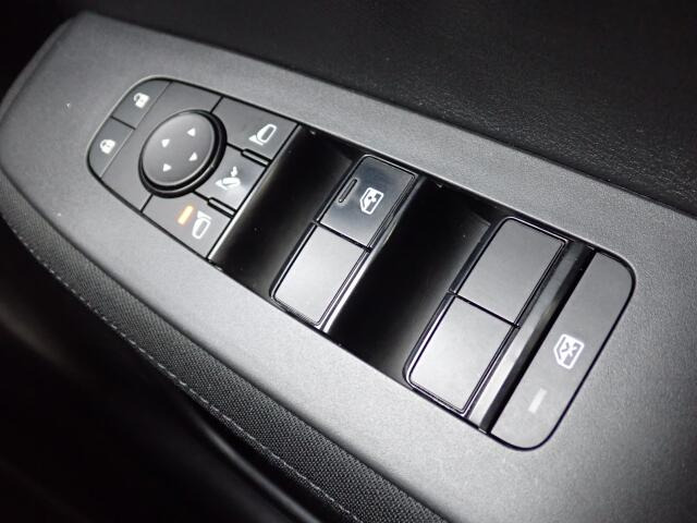 �d���i�[���h�A�~���[�E�p���[�E�B���h�E�������Ă��܂��B