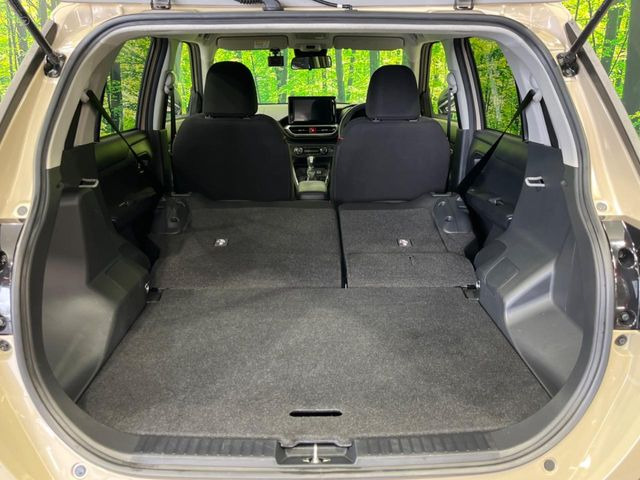 ���i�̂���������ʋ΁A���}���ɏ\���ȉ׎��X�y�[�X���m�ۂ��Ă���܂��B�Z�J���h�V�[�g��|���ƁA�傫�ȉו��̐ύڂ��\�ł���