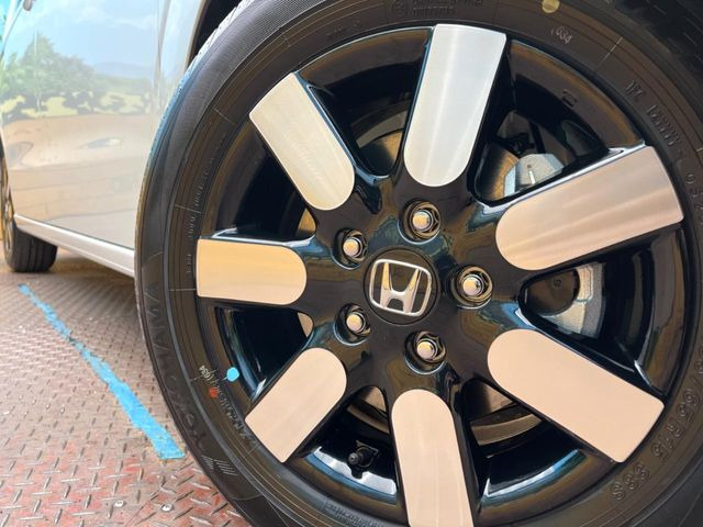 �y����15�C���`�A���~�z�C�[���z�O�ςɃ}�b�`���������A���~�z�C�[���𑕒����Ă���܂��B�e��ЊO�A���~�z�C�[����A�X�^�b�h���X�^�C�����戵�����Ă���܂��B���񂲑��k����������