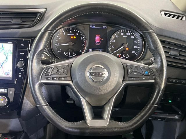 �C���e���A�ɍ��킹���f�U�C���̃X�e�A�����O�́A�^�]�������̂��Ƃ��l���A�^�]���₷���`��A�傫���ł��B�����x�A���ۂɐG���Ă��m���߂��������B