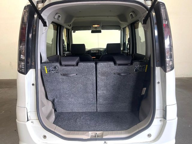 ���i�̂���������ʋ΁A���}���ɏ\���ȉ׎��X�y�[�X���m�ۂ��Ă���܂��B�Z�J���h�V�[�g��|���ƁA�傫�ȉו��̐ύڂ��\�ł���