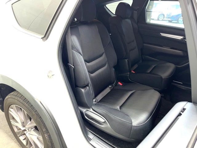 後部座席も気になるようなキズ・汚れやへたり等、大きなダメージはなく、良好な状態です。