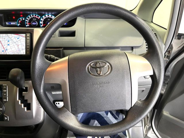 �C���e���A�ɍ��킹���f�U�C���̃X�e�A�����O�́A�^�]�������̂��Ƃ��l���A�^�]���₷���`��A�傫���ł��B�����x�A���ۂɐG���Ă��m���߂��������B