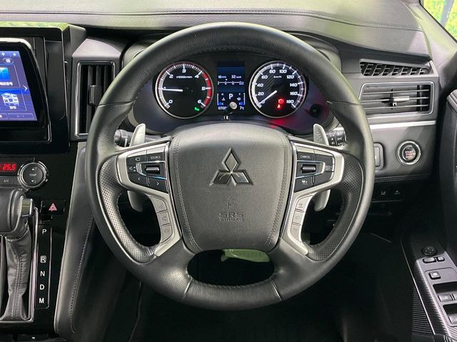 �C���e���A�ɍ��킹���f�U�C���̃X�e�A�����O�́A�^�]�������̂��Ƃ��l���A�^�]���₷���`��A�傫���ł��B�����x�A���ۂɐG���Ă��m���߂��������B