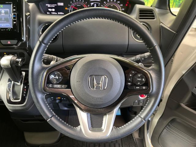 �y�z���_�Z���V���O�z���s���ɑO���̎ԗ�����F�����A�Փ˂������Ȏ��͌x��ƃu���[�L�ŏՓˉ���Ɣ�Q�y�����A�V�X�g�B�����S�Ƀh���C�u�����y���݂��������܂��B