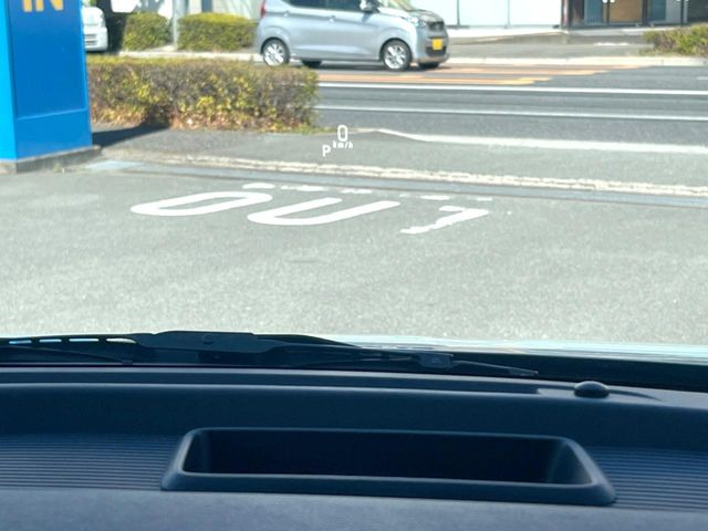 �y�w�b�h�A�b�v�f�B�X�v���C�z���݂̑��x�⑖�s�����f�W�^���\���ŉ^�]�ȑO���̃K���X�ɓ��e!�^�]���A�ڐ������炳���K�v�ȏ����m�F�ł���̂łƂ��Ă��֗��ň��S!