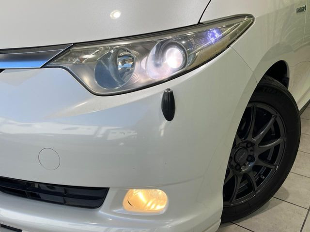 【HIDヘッドライト】非常に明るく前方を照らしてくれるので、悪天候や夜間の走行時も視界良好で安心してお乗りいただけます。