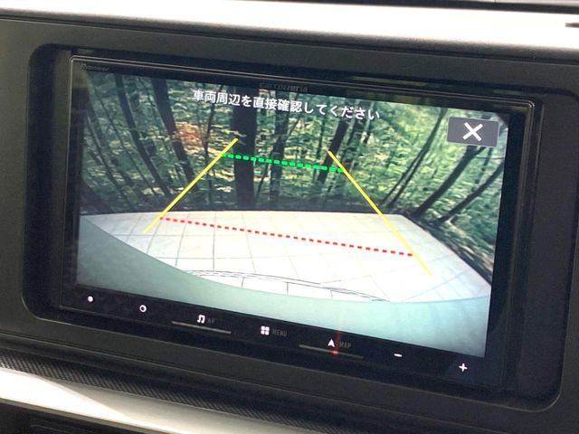 【バックカメラ】駐車時に後方がリアルタイム映像で確認できます。大型商業施設や立体駐車場での駐車時や、夜間のバック時に大活躍!運転スキルに関わらず、今や必須となった装備のひとつです!