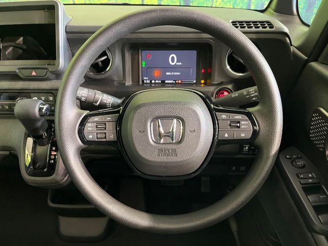 �C���e���A�ɍ��킹���f�U�C���̃X�e�A�����O�́A�^�]�������̂��Ƃ��l���A�^�]���₷���`��A�傫���ł��B�����x�A���ۂɐG���Ă��m���߂��������B