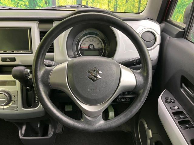 �C���e���A�ɍ��킹���f�U�C���̃X�e�A�����O�́A�^�]�������̂��Ƃ��l���A�^�]���₷���`��A�傫���ł��B�����x�A���ۂɐG���Ă��m���߂��������B