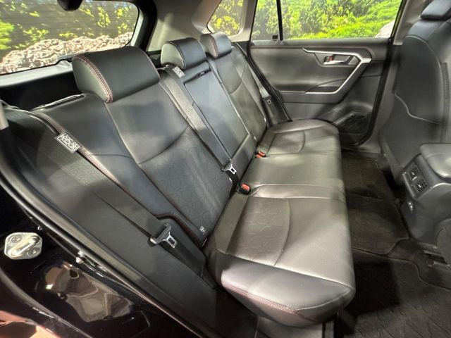 【合皮レザーシート】汚れのふき取りが容易でメンテナンスもが簡単な、機能性に優れる合成皮革を採用した上質なシートです。座り心地もよく、高級感あふれる心地良い車内空間を演出してくれます。