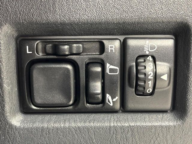 �y�d���i�[�~���[�z�T�C�h�~���[�͓d���i�[���ƂȂ��Ă���A�������ԏ�ł��L�Y�������X�N��}�����܂��B