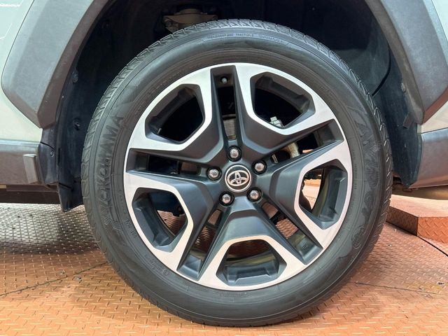 �y����18�C���`�A���~�z�C�[���z�O�ςɃ}�b�`���������A���~�z�C�[���𑕒����Ă���܂��B�e��ЊO�A���~�z�C�[����A�X�^�b�h���X�^�C�����戵�����Ă���܂��B���񂲑��k����������