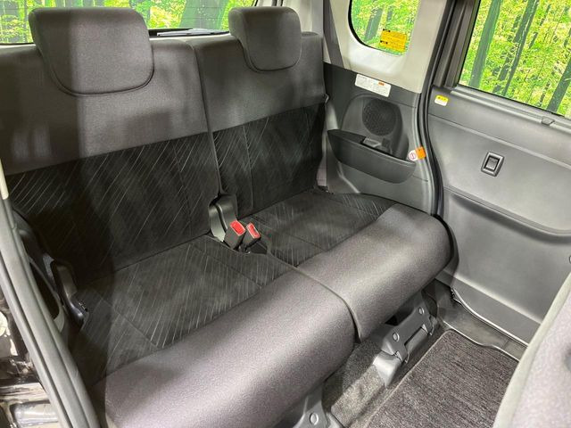後部座席も気になるようなキズ・汚れやへたり等、大きなダメージはなく、良好な状態です。