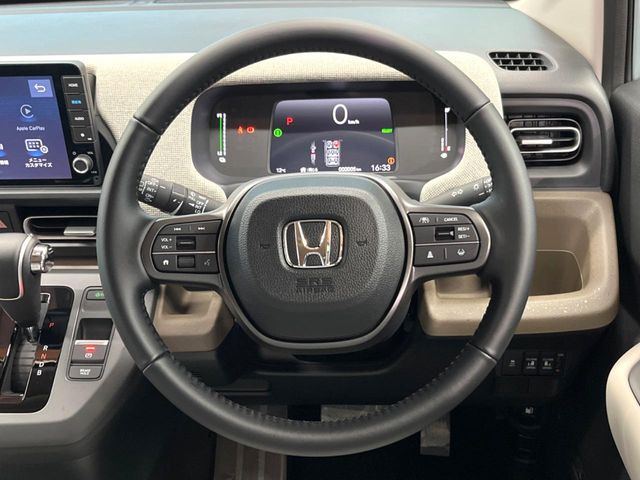 �C���e���A�ɍ��킹���f�U�C���̃X�e�A�����O�́A�^�]�������̂��Ƃ��l���A�^�]���₷���`��A�傫���ł��B�����x�A���ۂɐG���Ă��m���߂��������B