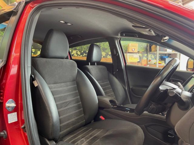 【ハーフレザーシート】高級感と座り心地を両立した人気のシート♪背面・座面のファブリック素材は、通気性の良さや滑りにくさに優れています。気温や服装に左右されず快適にお乗りいただけます。