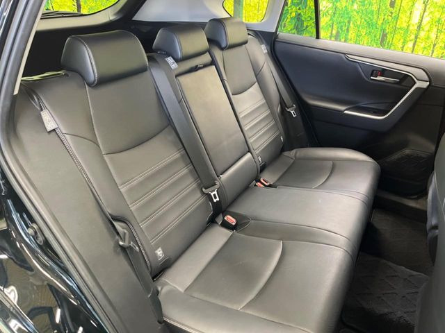 後部座席も気になるようなキズ・汚れやへたり等、大きなダメージはなく、良好な状態です。