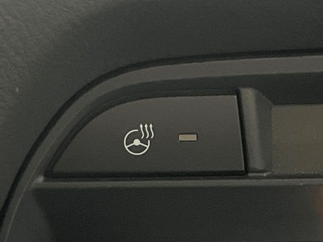 【ステアリングヒーター】冬場に冷たくなりやすい革巻きステアリングを、スイッチ一つで素早く適温に!エアコンよりも早く温まってくれるので、寒い日の運転も快適になりますね♪