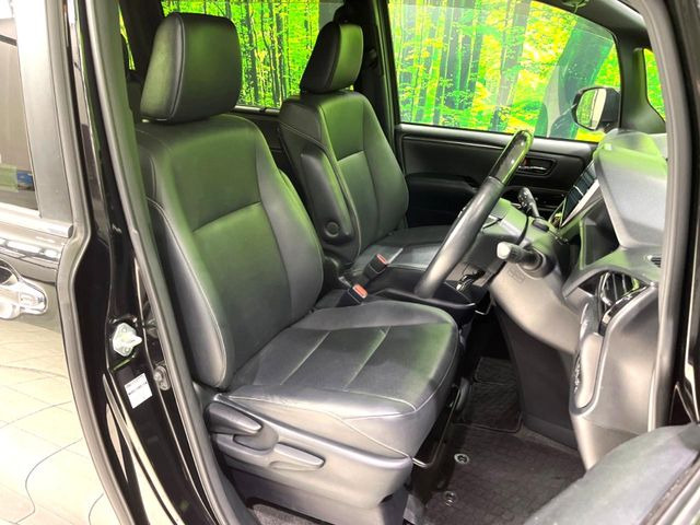 【合皮レザーシート】汚れのふき取りが容易でメンテナンスもが簡単な、機能性に優れる合成皮革を採用した上質なシートです。座り心地もよく、高級感あふれる心地良い車内空間を演出してくれます。