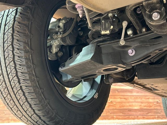 お車を安心してお乗りいただく為には、足回りの定期点検が欠かせません。サービスサポート(有償保証)では無料点検もご提供しており、安心のカーライフをお過ごしいただけるサポート体制が整っています。