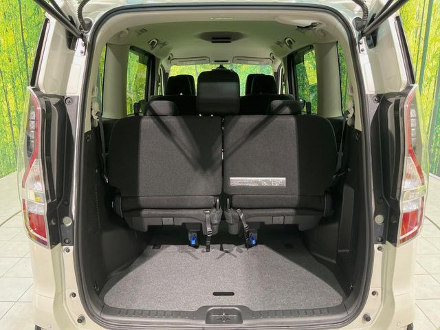 ���i�̂���������ʋ΁A���}���ɏ\���ȉ׎��X�y�[�X���m�ۂ��Ă���܂��B�Z�J���h�V�[�g��|���ƁA�傫�ȉו��̐ύڂ��\�ł���