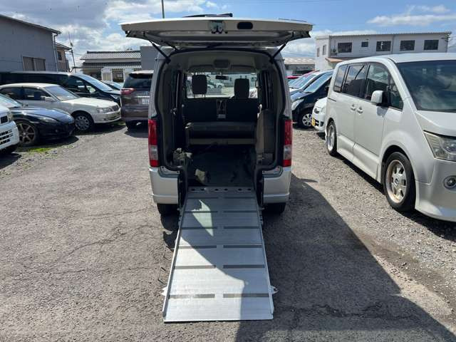 エブリイワゴンウィズ 車いす移動車 リヤシート付 電動固定式