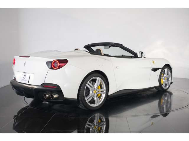 V8 3.9L�c�C���^�[�{�͑O�^��Ń��X�|���X�ƃg���N���������P�B���ᑬ����s�������𔭊����A�X�����獂���܂Ōy���ŗ]�T���鑖����y���߂܂��B