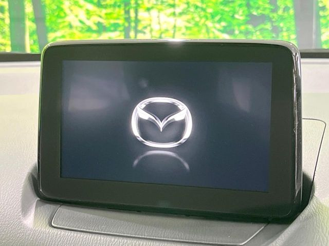 �y8�C���`�}�c�_�R�l�N�g�z�ԓ��̕��͋C�Ƀ}�b�`������^�̃f�B�X�v���C�B�X�}�z�ڑ��ł̃i�r�g�p��Bluetooth�Đ����A�l�X�ȋ@�\���y���߂܂��B�����I�ȃ_�C�������삪�\�ŁA�g��������ǍD�ł��B