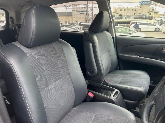 【ハーフレザーシート】高級感と座り心地を両立した人気のシート♪背面・座面のファブリック素材は、通気性の良さや滑りにくさに優れています。気温や服装に左右されず快適にお乗りいただけます。