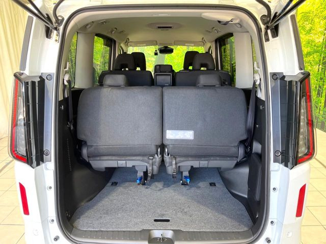 ���i�̂���������ʋ΁A���}���ɏ\���ȉ׎��X�y�[�X���m�ۂ��Ă���܂��B�Z�J���h�V�[�g��|���ƁA�傫�ȉו��̐ύڂ��\�ł���