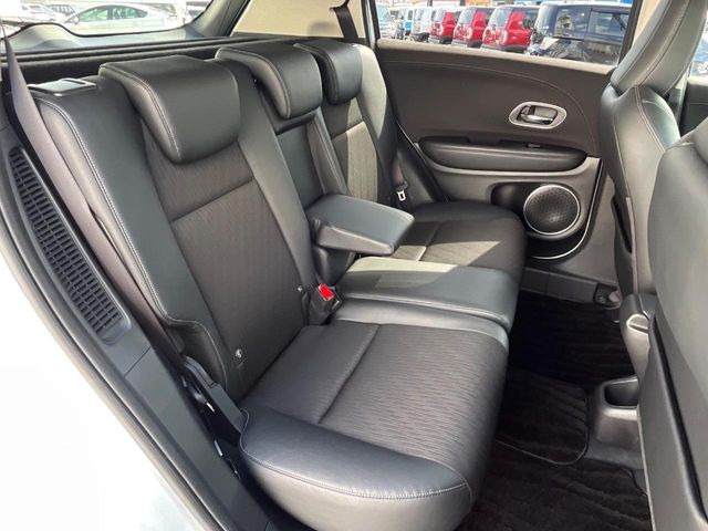 後部座席も気になるようなキズ・汚れやへたり等、大きなダメージはなく、良好な状態です。