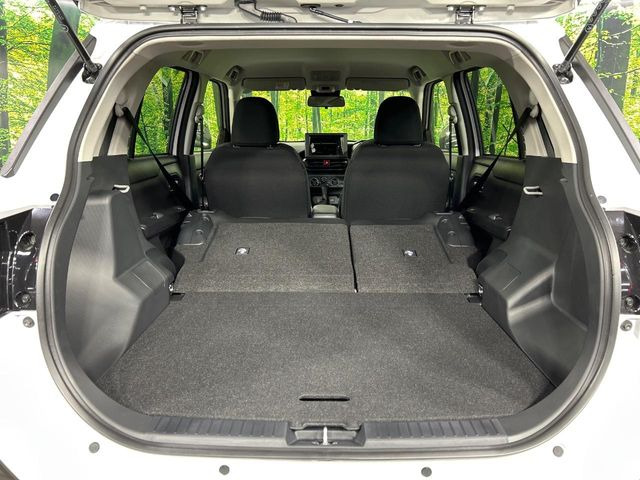 ���i�̂���������ʋ΁A���}���ɏ\���ȉ׎��X�y�[�X���m�ۂ��Ă���܂��B�Z�J���h�V�[�g��|���ƁA�傫�ȉו��̐ύڂ��\�ł���