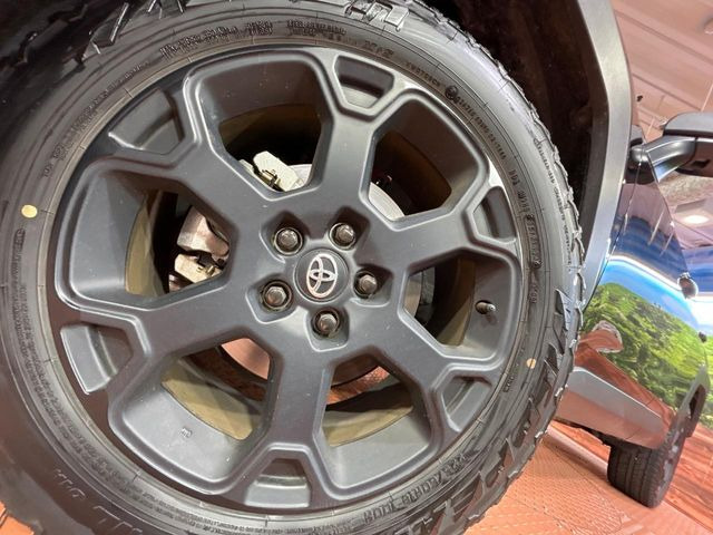【純正18インチアルミホイール】外観にマッチした純正アルミホイールを装着しております。各種社外アルミホイールや、スタッドレスタイヤも取扱いしております。是非ご相談ください♪