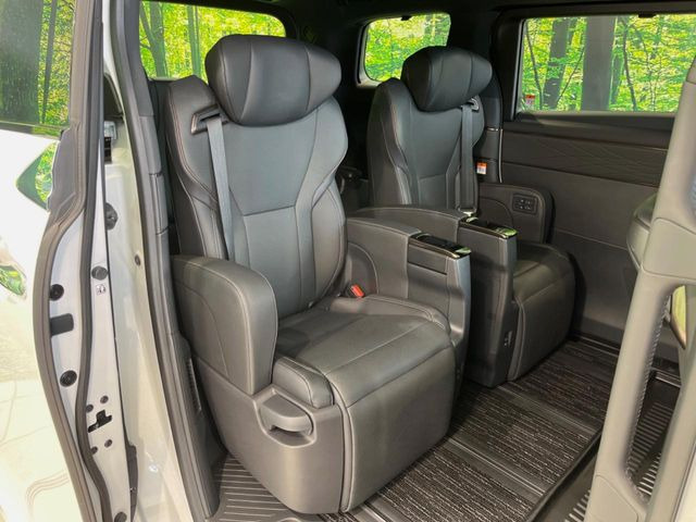 【オットマン付セカンドシート】足を延ばしてリラックスしたいときに便利なオットマン!ロングドライブや仮眠の際にもゆったり快適にお過ごしいただけます♪