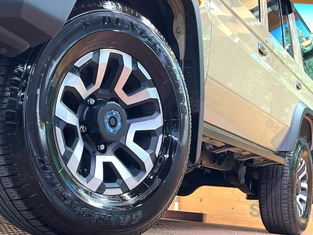 �y����16�C���`�A���~�z�C�[���z�O�ςɃ}�b�`���������A���~�z�C�[���𑕒����Ă���܂��B�e��ЊO�A���~�z�C�[����A�X�^�b�h���X�^�C�����戵�����Ă���܂��B���񂲑��k����������