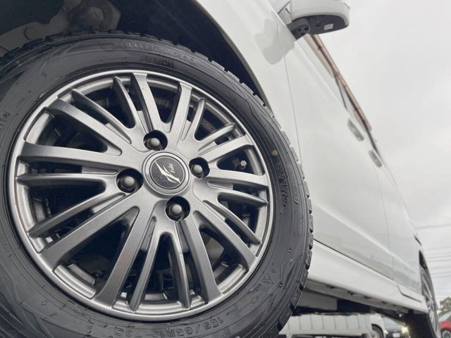 �y�A���~�z�C�[���z�O�ςɃ}�b�`�����A���~�z�C�[���𑕒����Ă���܂��B�e��A���~�z�C�[����A�X�^�b�h���X�^�C�����戵�����Ă���܂��B���񂲑��k����������