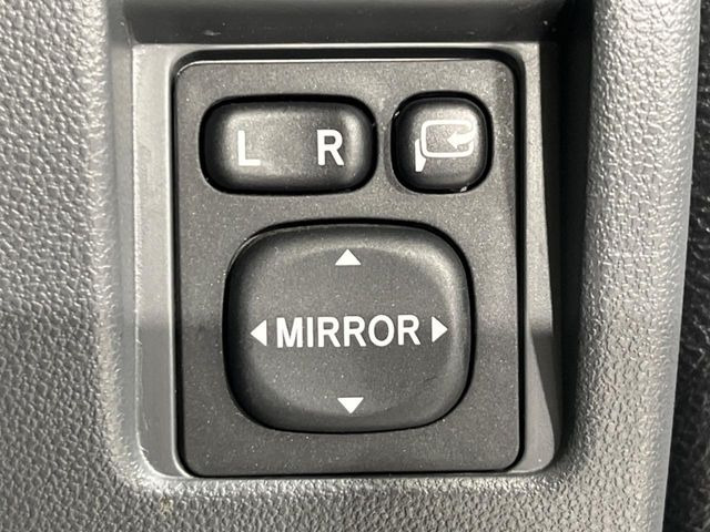 �y�d���i�[�~���[�z�T�C�h�~���[�͓d���i�[���ƂȂ��Ă���A�������ԏ�ł��L�Y�������X�N��}�����܂��B