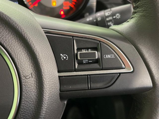 【クルーズコントロール】高速道路もラクラク走行。アクセルを離しても一定速度で走行ができ、長距離運転時の負担を軽減!加速・減速も簡単なスイッチ操作で調整できます。