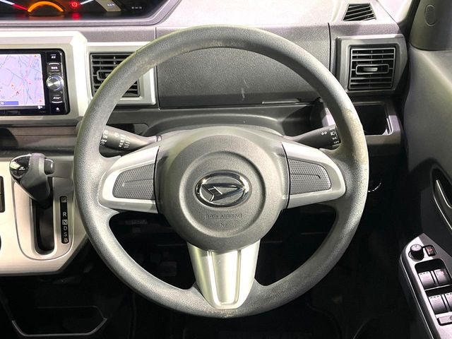 �C���e���A�ɍ��킹���f�U�C���̃X�e�A�����O�́A�^�]�������̂��Ƃ��l���A�^�]���₷���`��A�傫���ł��B�����x�A���ۂɐG���Ă��m���߂��������B