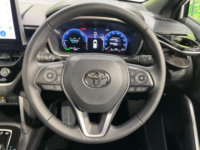 �C���e���A�ɍ��킹���f�U�C���̃X�e�A�����O�́A�^�]�������̂��Ƃ��l���A�^�]���₷���`��A�傫���ł��B�����x�A���ۂɐG���Ă��m���߂��������B