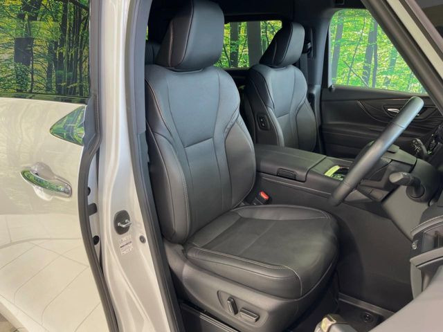 【合皮レザーシート】汚れのふき取りが容易でメンテナンスもが簡単な、機能性に優れる合成皮革を採用した上質なシートです。座り心地もよく、高級感あふれる心地良い車内空間を演出してくれます。