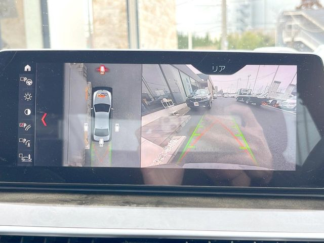 ���p�m���~�b�N�r���[���j�^�[:��p�̃J�����ɂ��A�ォ�猩���낵���悤�Ȏ��_��360�x�N���}�̎��͂��m�F���邱�Ƃ��ł��܂������p�������m�F���₷���A�����ꏊ�ł̐؂�Ԃ��⒓�Ԃ��X���[�Y�ɍs���܂��B