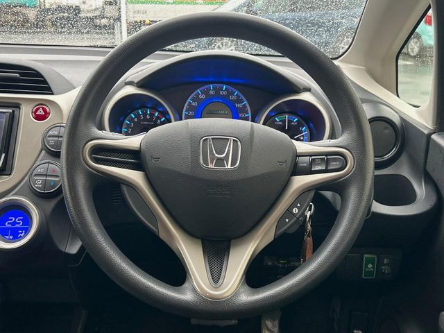 �C���e���A�ɍ��킹���f�U�C���̃X�e�A�����O�́A�^�]�������̂��Ƃ��l���A�^�]���₷���`��A�傫���ł��B�����x�A���ۂɐG���Ă��m���߂��������B