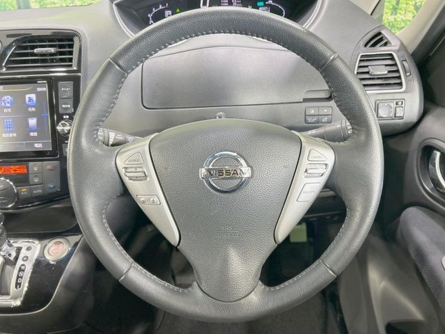 �C���e���A�ɍ��킹���f�U�C���̃X�e�A�����O�́A�^�]�������̂��Ƃ��l���A�^�]���₷���`��A�傫���ł��B�����x�A���ۂɐG���Ă��m���߂��������B