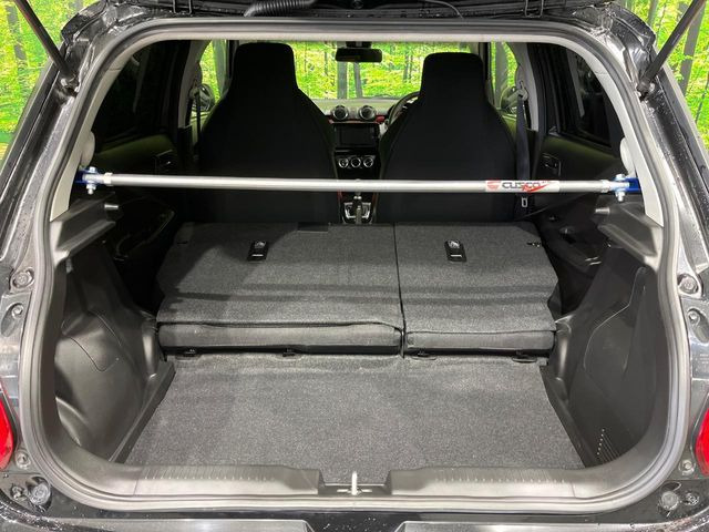 普段のお買い物や通勤、送迎等に十分な荷室スペースを確保しております。セカンドシートを倒すと、大きな荷物の積載も可能です♪