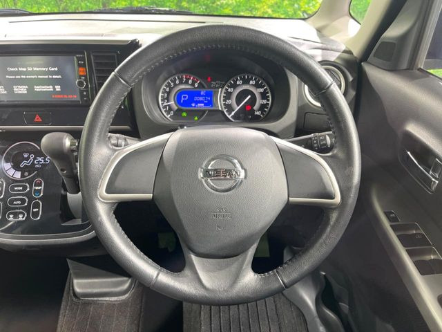 �C���e���A�ɍ��킹���f�U�C���̃X�e�A�����O�́A�^�]�������̂��Ƃ��l���A�^�]���₷���`��A�傫���ł��B�����x�A���ۂɐG���Ă��m���߂��������B